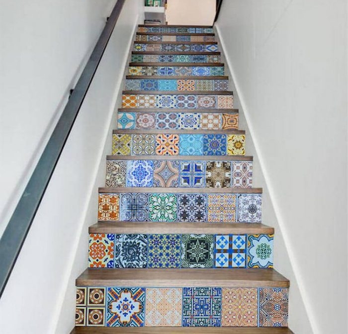 renovation escalier avec carrelage en mosaique portugaise colorée, motifs orientaux, main courante metallique