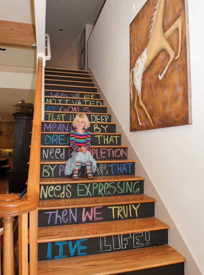 peinture escalier ardoise sur les contremarches et texte écrit à la craie colorée, rambarde en bois et decoration murale de peinture cheval marron et beige