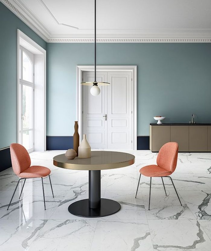 deco vert d eau, nuance celadon, meuble gris, revetement sol en marbre, chaises saumon, table en noir et or, suspension originale