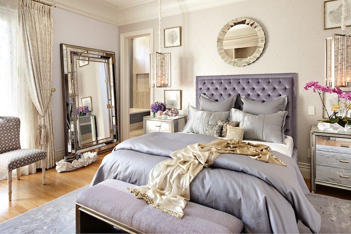 deco chambre parentale style baroque, linge det tete de lit violette, commode metallique gris, grand miroir, parquet clair, suspensions design