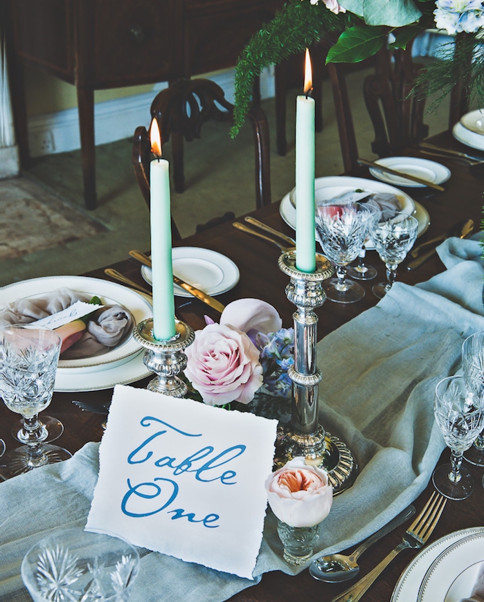 mariage champetre chic, chemin de table en tissu gris clair, soliflores, bougeoirs argentés, table en bois 