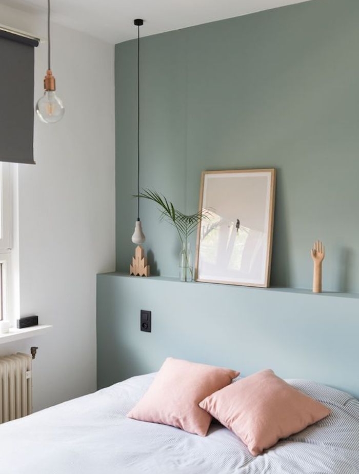 comment décorer sa chambre, mur couleur vert gris, linge de lit blanc et coussins rose, suspensions originales