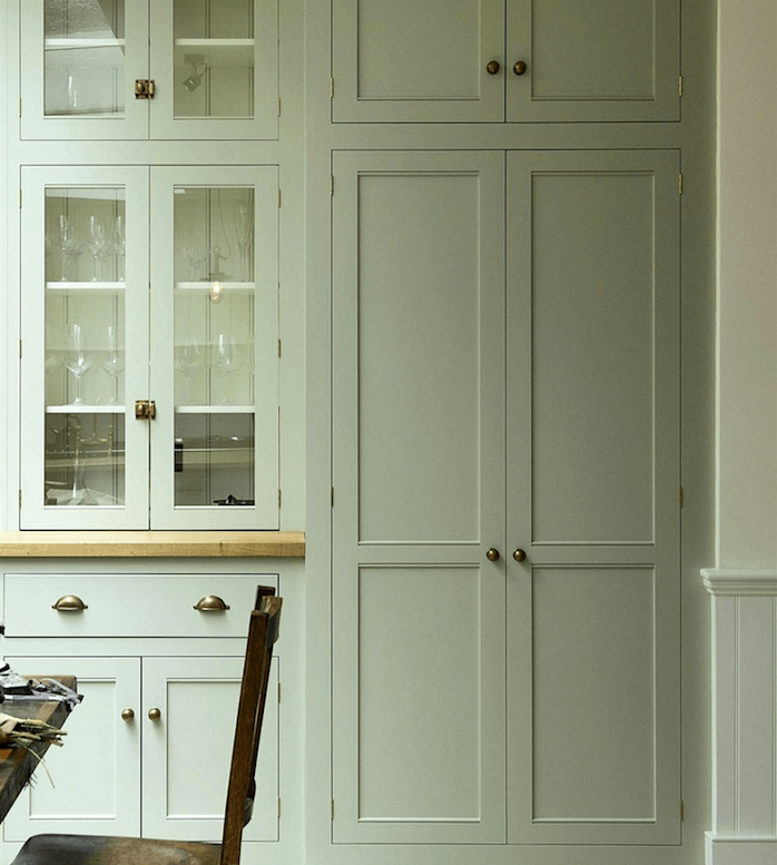 peinture vert de gris pour la façade cuisine d une cuisine vintage, table et chaises en bois, design retro simple