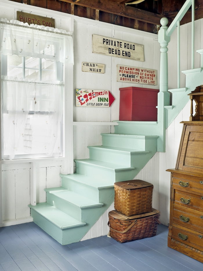 modele de peinture escalier bois, couleur vert menthe, style retro avec des plaques décoratives vintage, paniers en bois, meuble retro choc, parquet bois repeint en bleu