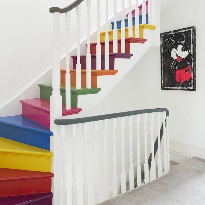idée comment repeindre un escalier, marches et contremarches de couleurs diverses, effet arc en ciel, rambarde blanche, dessin mickey mouse