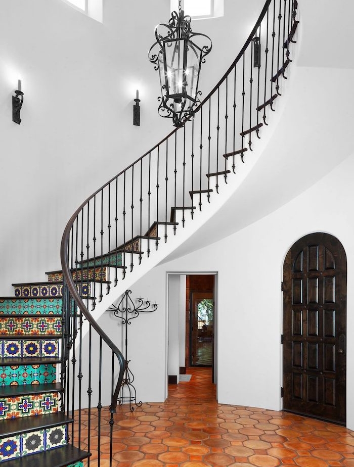 exemple de renovation escalier avec rampe metallique noire, style gothique et contremarches escalier décorées de carreaux à motifs floraux et geometriques, mosaique colorée