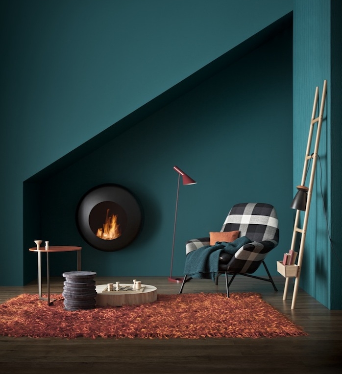 amenagement petit salon bleu petrole choisi comme couleur peinture, cheminée design noire, tapis rouge-marron, chaise noir et blanc, échelle en bois, parquet marron
