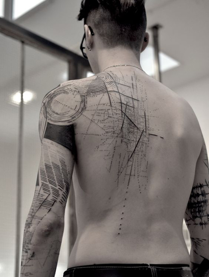 tatouage haut du dos homme traits abstrait