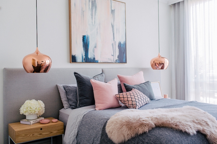 couleur chambre adulte, modele de chambre rose et gris, avec linge de lit en rose et gris, suspensions cuivre, table de nuit bois, ambiance cocooning
