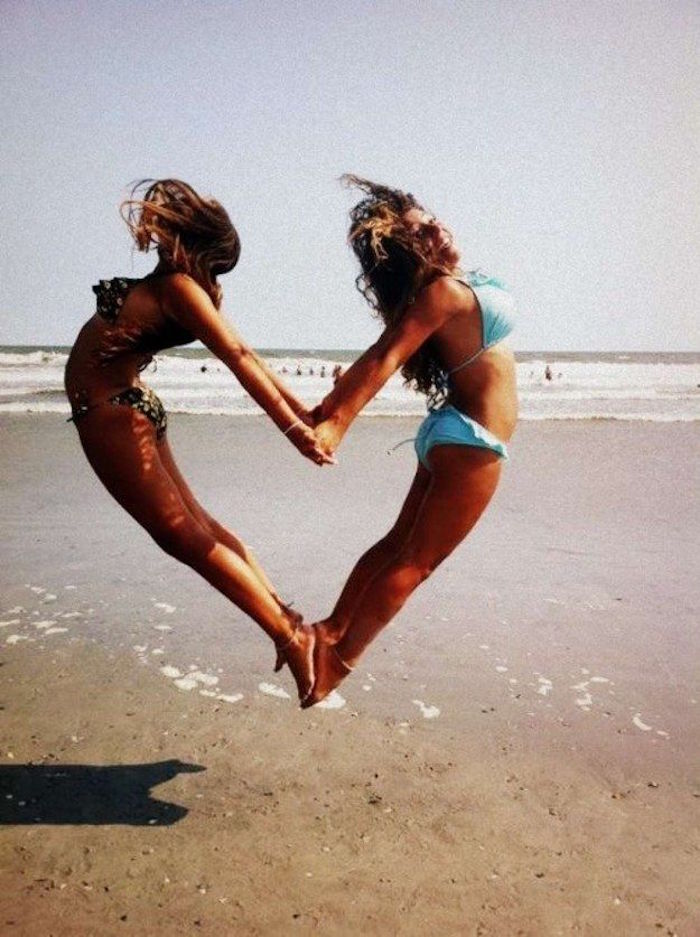 photo vacances amies filles faire coeur avec corps