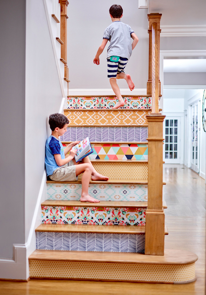 renover un escalier en bois avec des stickers adhésifs sur les contremarches, motifs geometriques et floraux