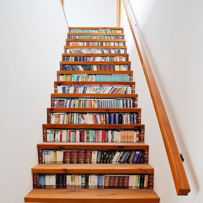 stickes autocollants à motif rayons chargés de livres sur les contremarches d un escalier en bois, main courante en bois, effet trompe l oeil