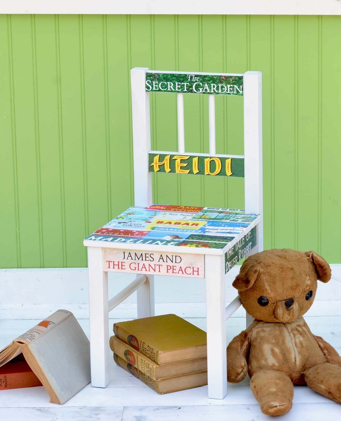 relooker un meuble d'enfant avec la technique de décopatch, chaise d'enfant relookée avec collages de titres de livres d'enfant
