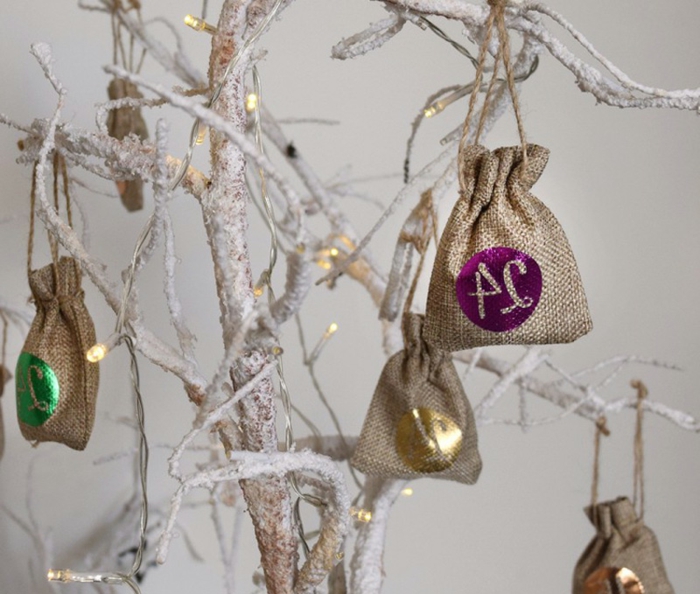 une décoration miraculeuse pour Noel, des scs en jute numérotés et arbre peint blanc