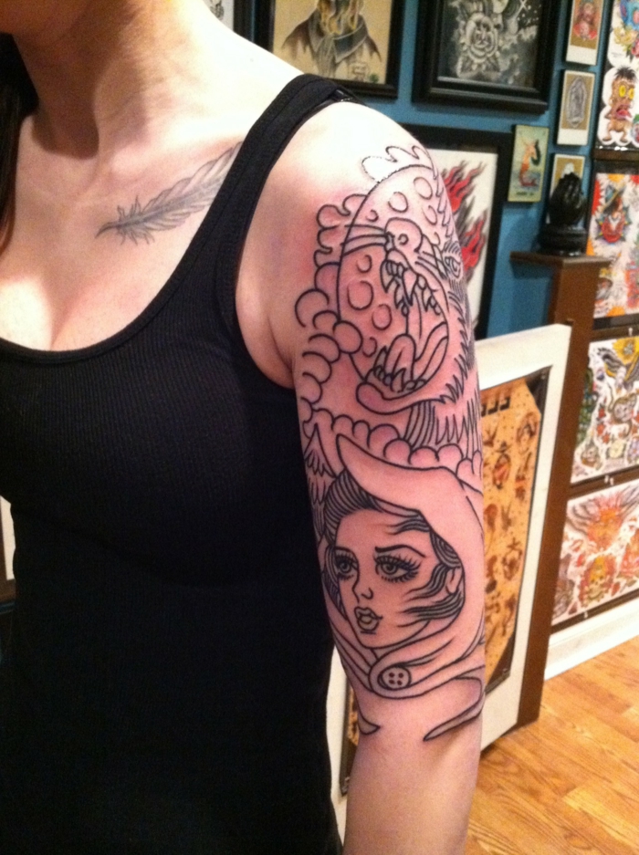 tatouage sur le bras, loup et femme, images noires artistiques, tatouage sur la clavicule plume