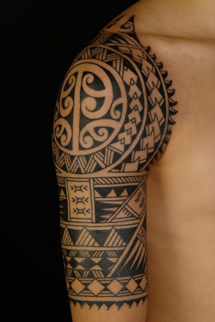 tatouage ethnique sur le bras, symboles ethniques en noir, tatouage maorie