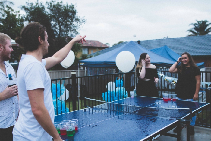Formidable idée de photo de groupe bière pong jouer fete