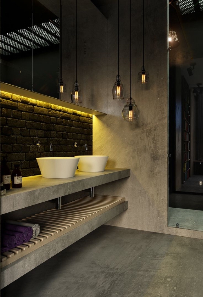 décoration de salle de bains en style loft, murs bétons avec déco en briques et éclairage led jaune