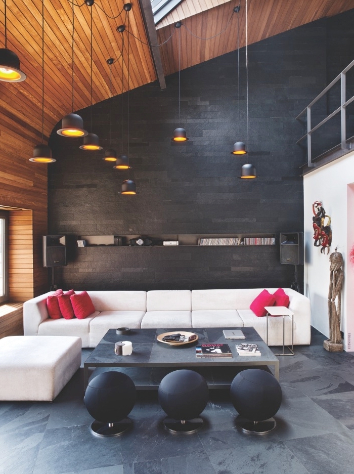 meuble style industriel, aménagement intérieur loft aux murs noirs et plafond en bois, canapé d'angle blanc avec table basse noire