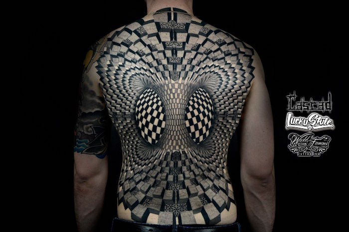 tatouage homme dans le dos 3d cubes geometrie 3 dimensions