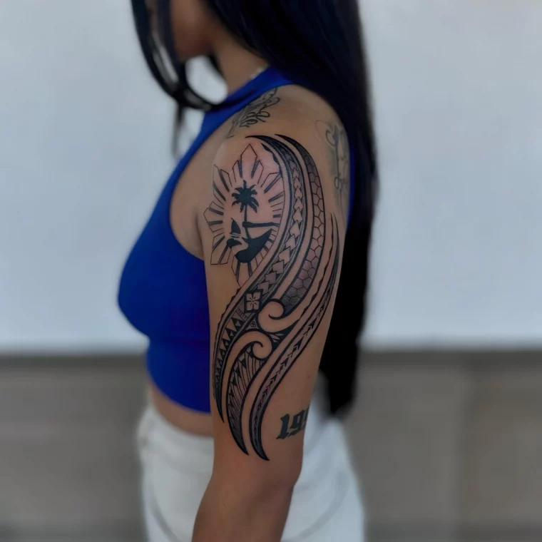 lignes noires motifs geometriques tatouage manchette femme polynesien