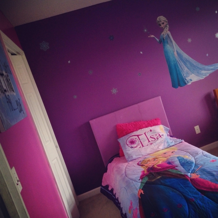 peinture interieur, chambre fille aux murs violets avec stickers autocollant Elsa et flocons de neige