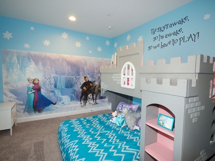 deco reine des neiges, peinture murale en bleu clair avec flocons de neige, sticker autocollant murale à design Frozen