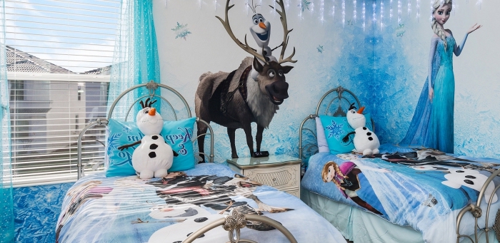 aménagement chambre d'enfant à design Frozen, Olaf en peluche, couverture de lit et oreillers à design Frozen
