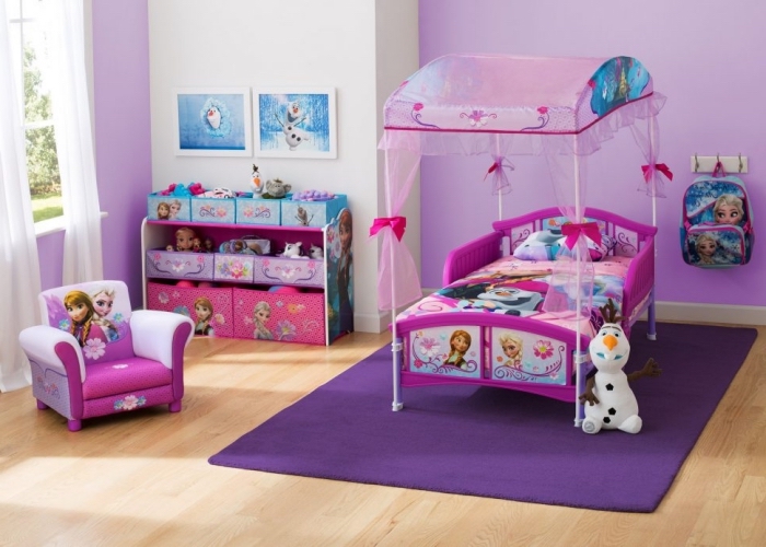 deco chambre fille, petit lit à baldaquin avec cadre rose à design Elsa et Anna, peinture Olaf avec cadre blanc