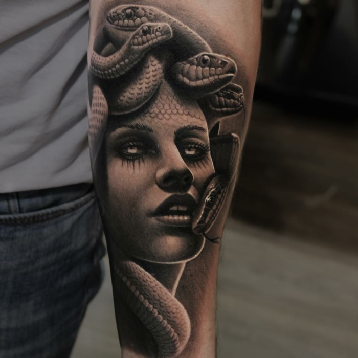 manche tatouage méduse sur le bras homme, une femme diabolique avec un serpent