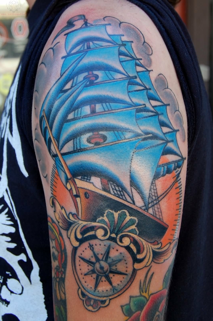 manchette tatouage bateau, tatouage pour homme, voile bleue, tatouages à thème marin