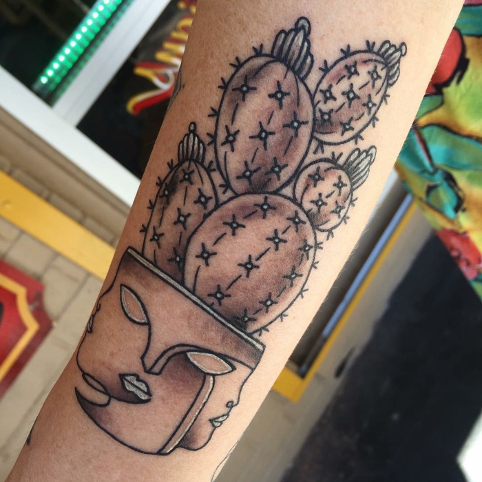 manchette tatouage, tasse originale tatouée en couleurs monichomes et cactus 