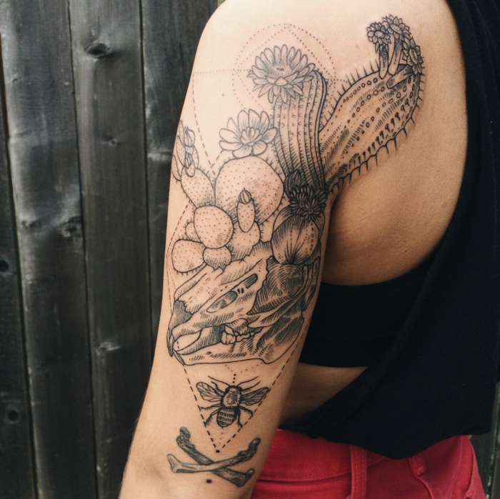 manchette tatouage femme, cactus fleuri et abeille sur le bras avec encre noire