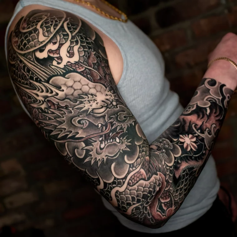 manchette tatouage homme dragon noir blanc ombres feu