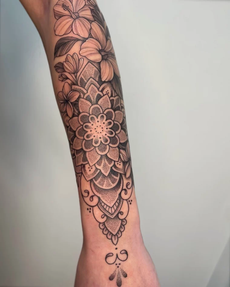mandala dessin sur peau fleurs petales details ornementaux tatouage zen femme