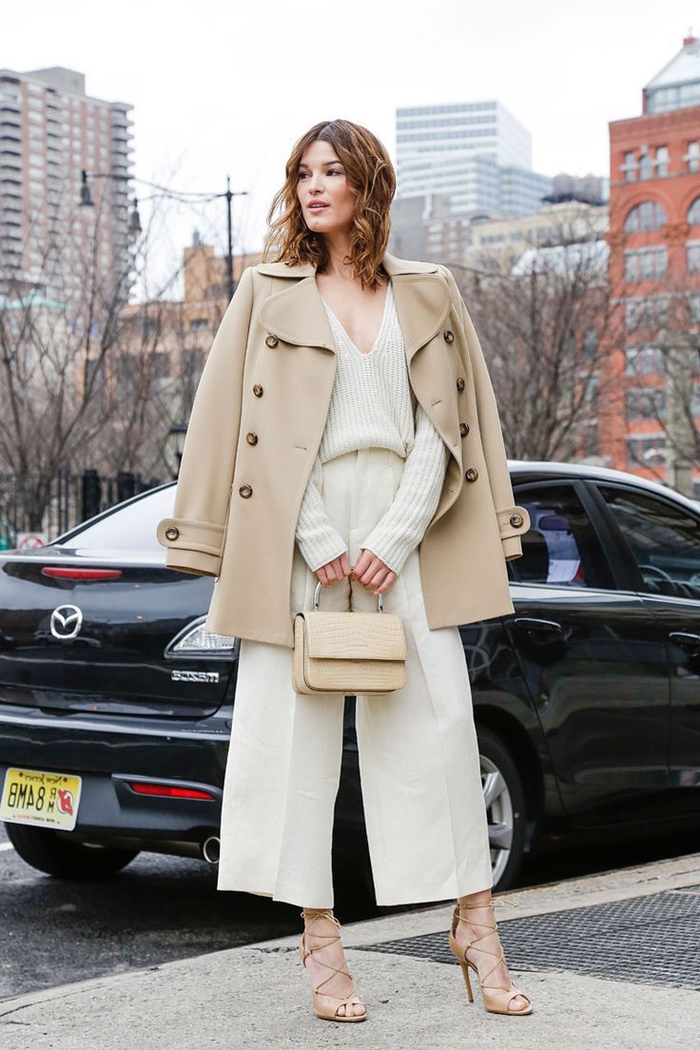 look chic et sophistique qui dénote de la puissance avec un manteau camel et une tenue élégante en crème