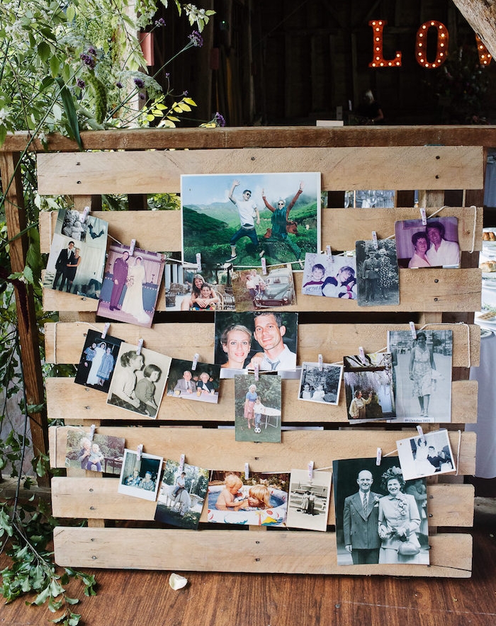 deco mariage champetre, palette en bois, décorée de photos de famille, coin souvenirs photos suspendues à un fil par de petits pinces à linge
