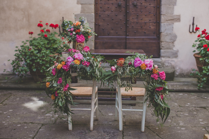 mariage champêtre, décoration chaises fleuries par des guirlandes de fleurs, idée de mariage floral à la campagne