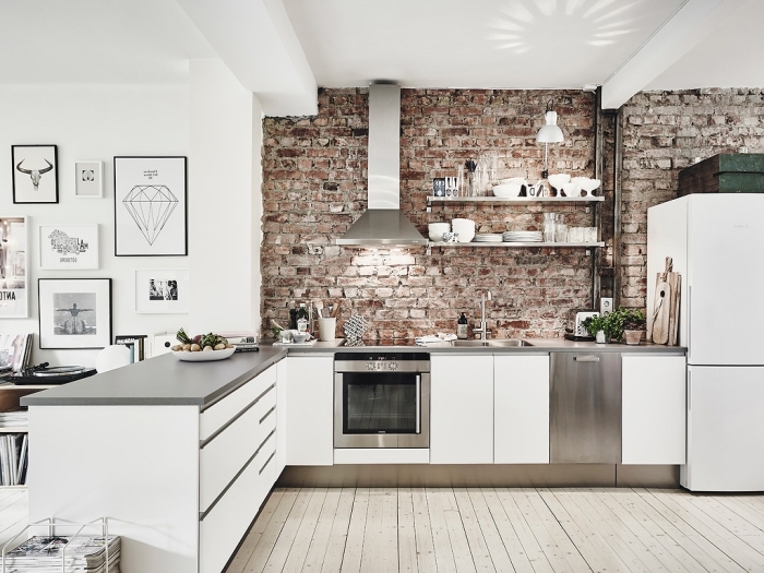 modele de cuisine, plafond blanc avec plancher en bois clair et mur en briques foncé, aménagement de cuisine d'angle