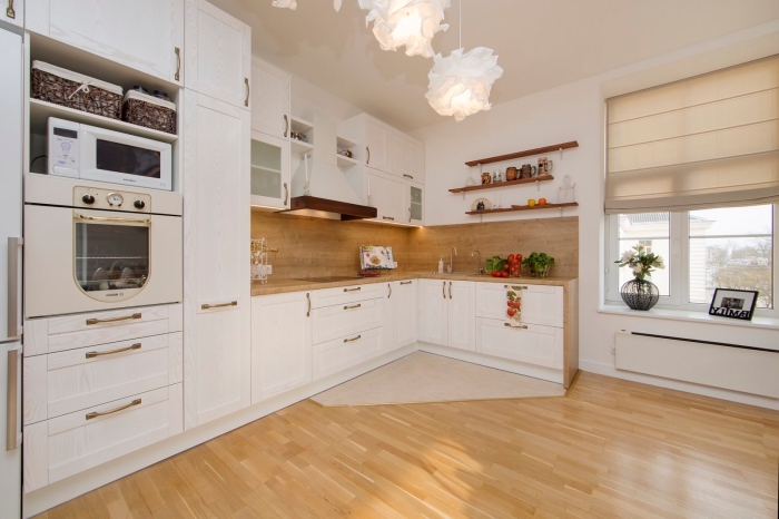 meuble d angle cuisine, idée comment organiser la cuisine d'angle avec plancher en bois clair et plafond blanc