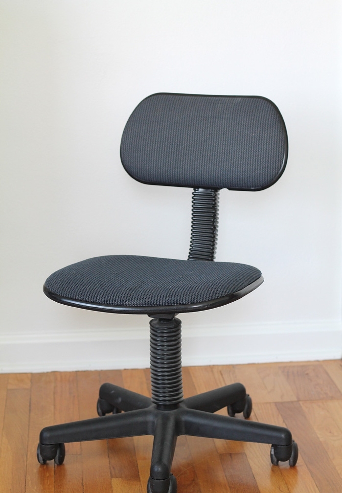 chaise de bureau gris transformée en pièce de mobilier tendance avec du tissu à motif pied-de-poule, projet facile pour un relooking meuble sophistiqué