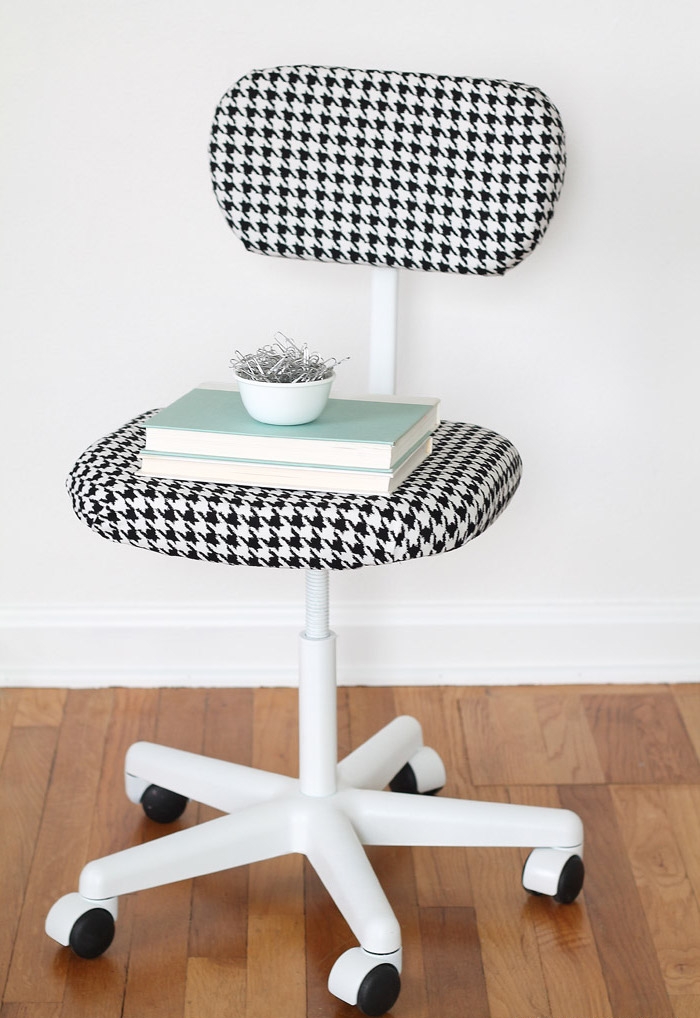 un projet de relooking meuble facile à réaliser pour habiller une chaise de bureau de tissu à motif pied-de-poule
