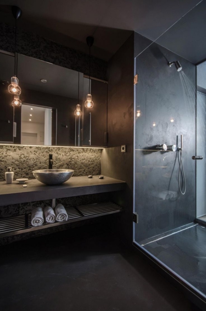 déco salle de bains à design industriel, salle de bains aux murs noirs avec armoires et éclairage led