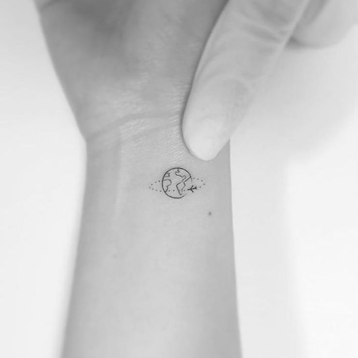 mini tatouage poignet discret planete terre