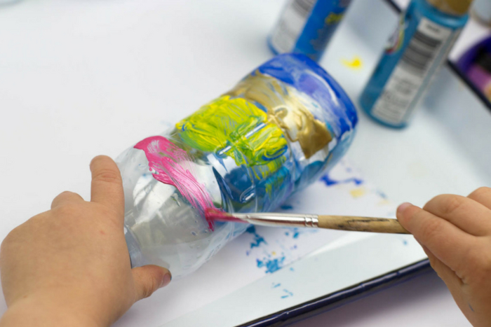 comment réaliser des spirales colorées en bouteille de plastique récupérée, une activité manuelle recyclage bouteille plastique