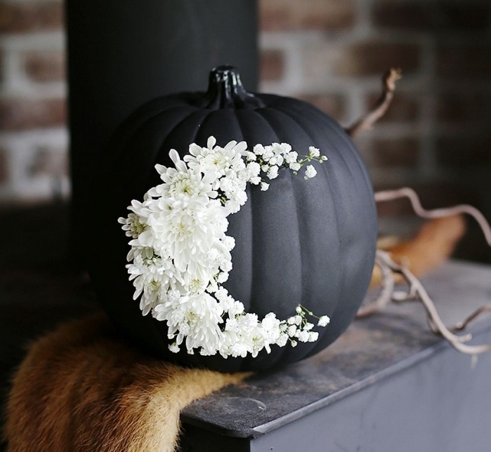 citrouille halloween, bricolage facile pour Halloween à réaliser avec citrouille peinture noire et fleurs blanches