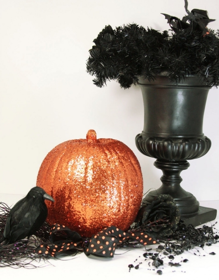 fete halloween, objets décoratifs diy pour halloween, petite citrouille peinte en glitter orange et guirlande noire