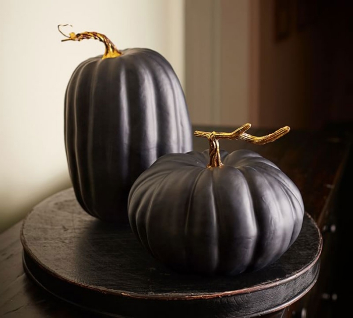 citrouille halloween, objets décoratifs pour halloween, table bois ronde en noir avec modèles de citrouilles noires
