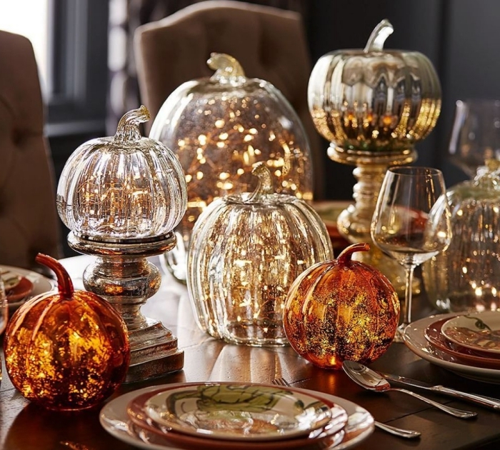activité manuelle halloween,, décoration halloween de la table avec lampes et citrouilles lumineuses