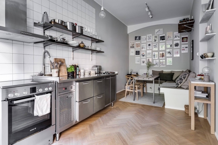 deco nordique, idée comment aménager une cuisine en longueur, carrelage murale en blanc avec équipement de cuisine métallique